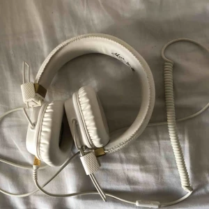  - Vita marshall hörlurar knappt använda