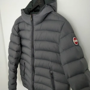  - Colmar Original Down Jacket.  Pedantskött jacka utan hål, fläckar eller lukt!  Passar Medium men även Small.   -2 dragkedjefickor -1 innerficka -CLG-kod finns kvar -Betonggrå  Kan fraktas och kan mötas upp📦📍