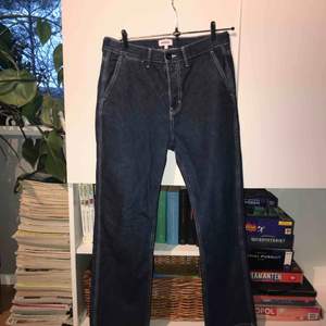 Blå Weekday jeans med vita sömmar Midjemått ca 86cm Innebenslängd 80