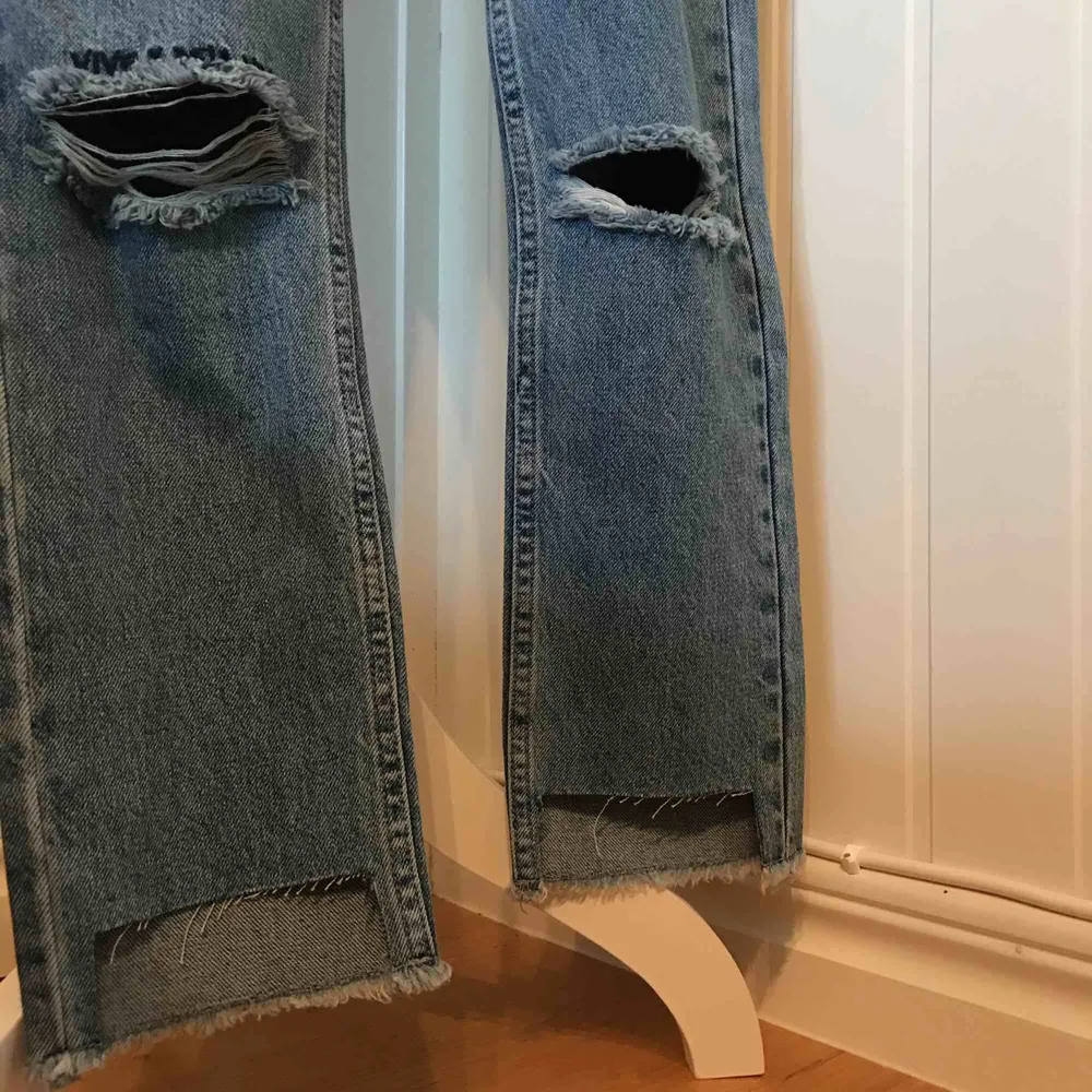 Säljer ett par fina jeans från NA-KD som är helt nya med lappar kvar! Strl 34, hör av er för mer infp. Frakt tillkommer. Jeans & Byxor.