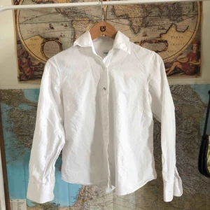 - Vit skjorta från Boomerang, står storlek L men passar mig perfekt som använder S/M. Priset kan diskuteras! Frakt tillkommer.