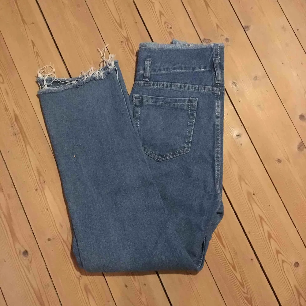 Säljer ett par Jeans med hög, snygg midja från Dennis Maglić i strl 34. Köparen står för eventuell frakt o swish funkar fint😉. Jeans & Byxor.