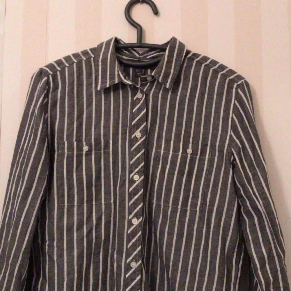 Jättefin gråvitrandig skjorta, köpt förra året men knappt använd. Köparen står för frakten!. Skjortor.