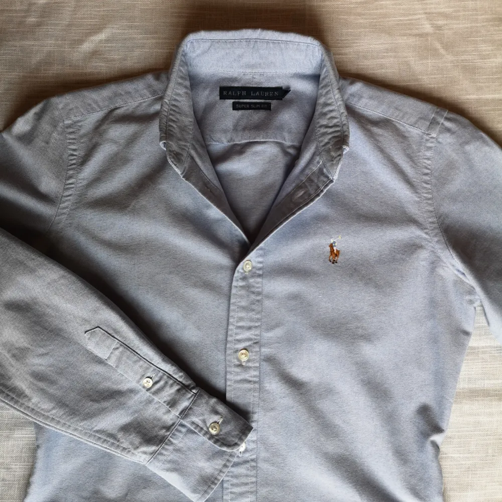 Supersnygg ljusblå skjorta från Ralph Lauren. I storlek 4, vilket motsvarar storlek 34-36. 100 % bomull och i väldigt fint skick! . Skjortor.