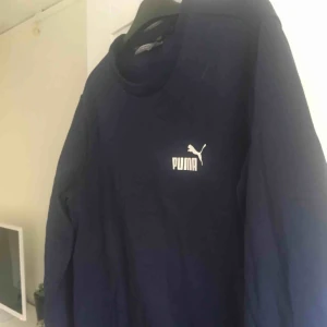  - En marinblå tjocktröja från puma, använd en gång så i toppskick! Storlek S