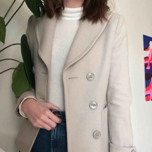  - Jättefin jacka från Colors of Benetton. Använd väldigt sparsamt, som ny. Perfekta vårjackan! 🌸