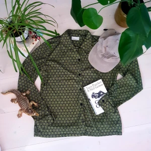  - 70-talsskjorta som en kan glassa runt i! I fint skick, köpte den till min sambo men han var aningens för lång - så nu ger jag dig chansen att lägga rabarber på denna goding!