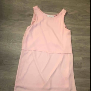  - Fin, rosa klänning i bra sick från by Jeppson. Använd fåtal gånger. Storlek 158/164 men ganska liten i storleken så passar 146. 