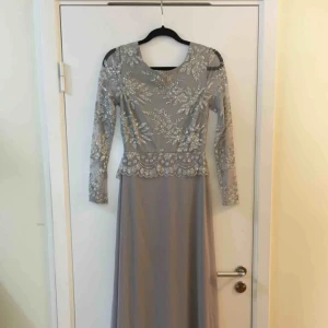  - Superfin balklänning! Köpt förra året på bubbleroom och endast använd en gång (inomhus). Är 165cm och  med ca 10cm klack så är den perfekt i längden. Dock möjlig att sy upp om det skulle behövas. KÖPAREN STÅR FÖR FRAKT