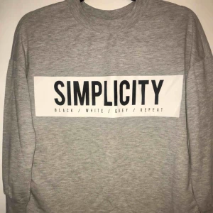  - Sweatshirt i tunnare modell från Gina tricot. Smal/tajt i ärmarna.