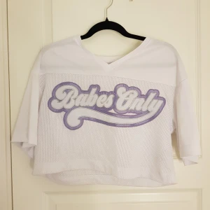  - Sportig 90s tröja. Så skön när de e varmt. 