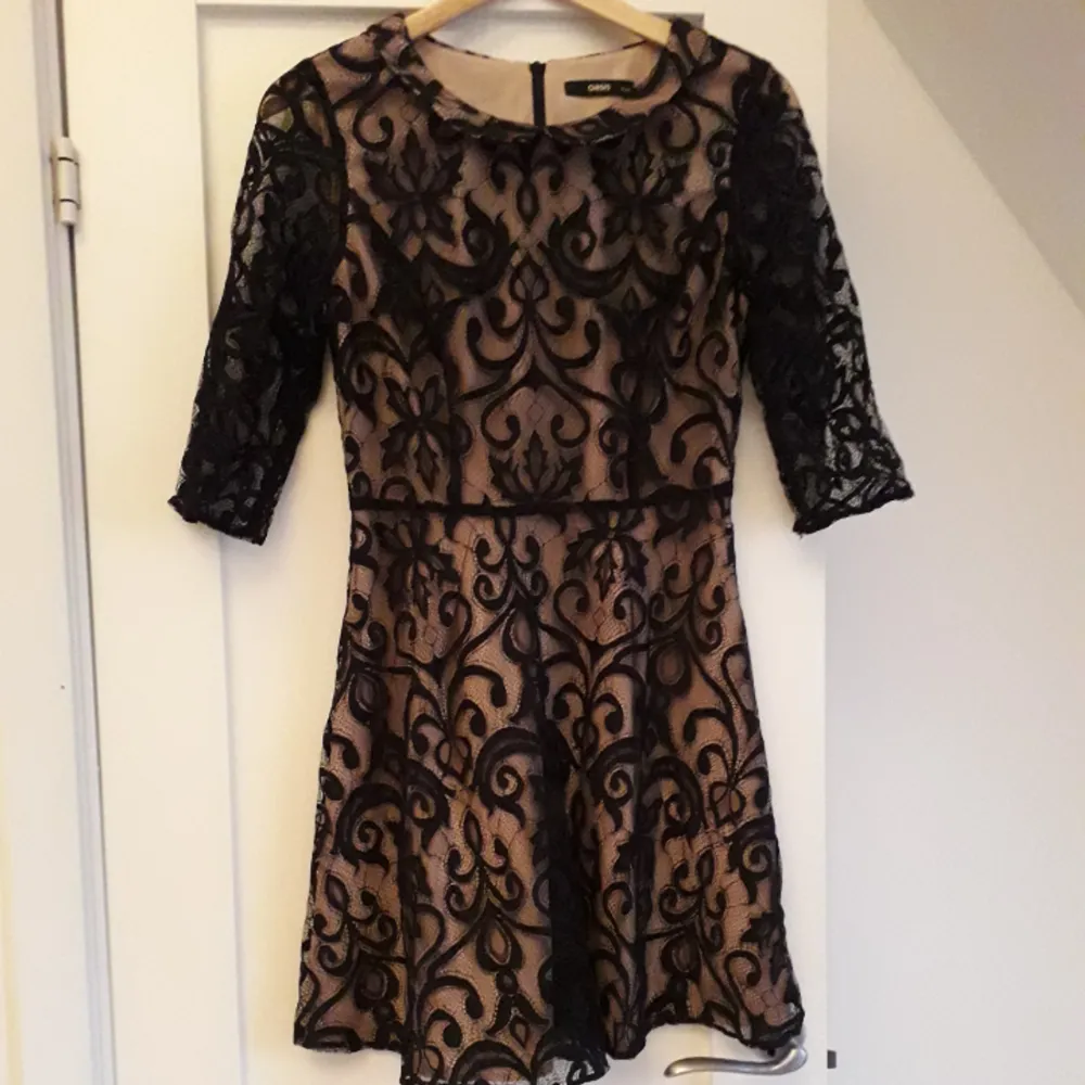 This is a really pretty lace dress from Oasis. It has been used around 3 times and very carefully. Only being sold because it's too small.. Klänningar.