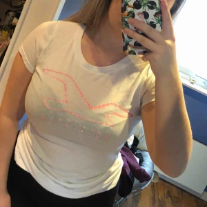  - Hollister tröja i fint skick. Vit med rosa tryck