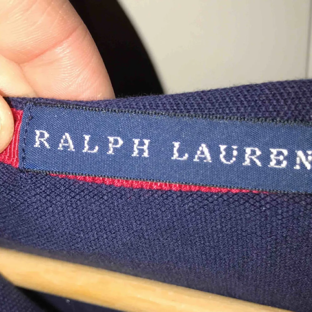 En jätte snygg och bekväm tröja från Ralph Lauren. Storleken är S Den är marinblå  Köparen står för frakt🥰. Blusar.