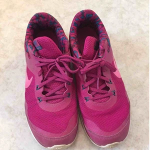  - Strl 40,5 men upplever att Nike är något stora i storleken så passar mig som är en strl 40 👟  📬 Frakt 63 kr