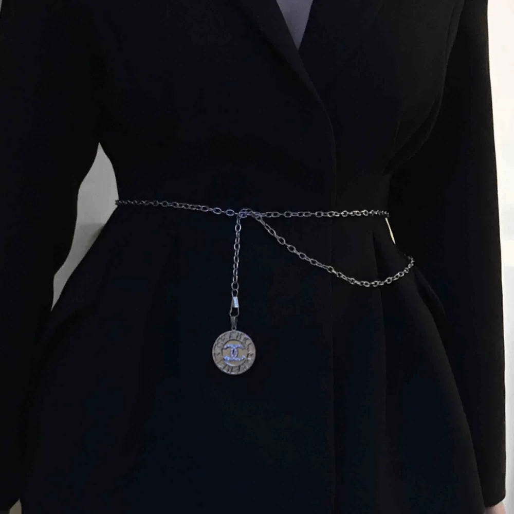 Chanel hängsmycke ✨ Kan användas i halsband eller bälte (som visad på bild). Nr 1. SÅLD Nr 2. SÅLD Nr 3. 30kr. Accessoarer.