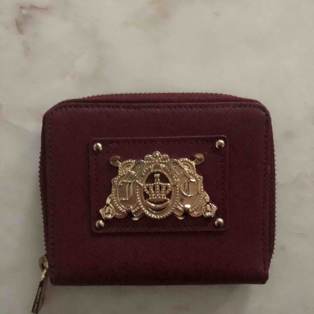 Äkta juicy couture plånbok i vinröd färg Nypris 700kr Som ny knappt använd. Väskor.