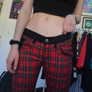  - Byxor från Banned Apparel, W26. Lite långa på mig som är 160 cm lång. Lite nopriga på det rutiga tyget men inget som stör enligt mig. Frakt ingår i priset✨