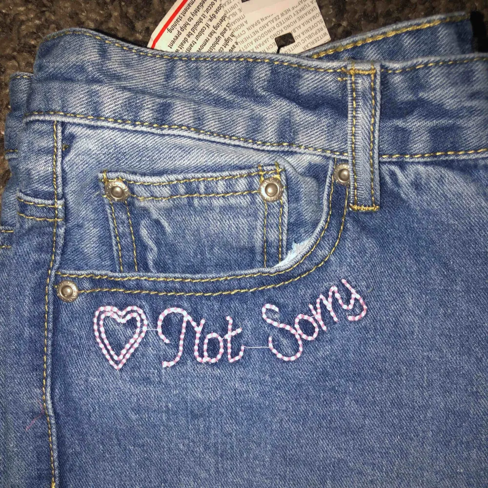 Mom jeans med hög midja från Boohoo, aldrig använda. Storleken kan variera från en 36 o 38 beroende på hur man vill att de ska sitta 🥰. Jeans & Byxor.