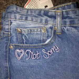 Mom jeans med hög midja från Boohoo, aldrig använda. Storleken kan variera från en 36 o 38 beroende på hur man vill att de ska sitta 🥰
