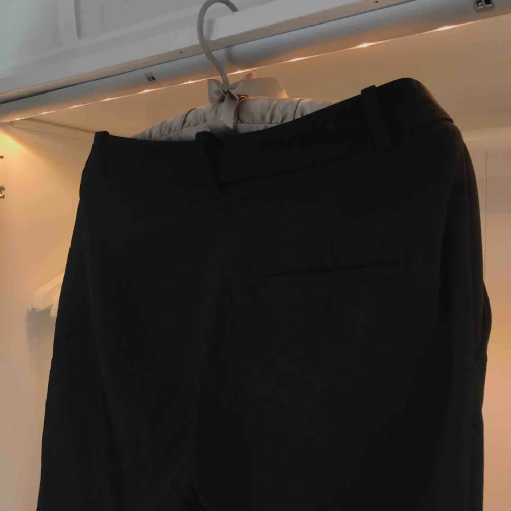 Svarta fina kostymbyxor från H&M i storlek 36, litet hål i en av skärpöglorna. Köparen står för frakt. Pris kan diskuteras.. Jeans & Byxor.