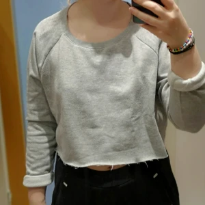  - Croppad sweatshirt. Använd men fortfarande bra skick!  Frakt inräknad i priset. Hör av dig vid frågor! Samfraktar gärna 🌺🌺