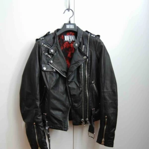  - Skinnjacka från Jofama by Kenza, modell 9. Köpt 2015 och i mycket bra skick. Köpt för 3400 på JC. Otroligt snygg och klassisk, passar till allt. Fler bilder kan skickas om det behövs! Priset kan diskuteras! Köparen står för frakten.