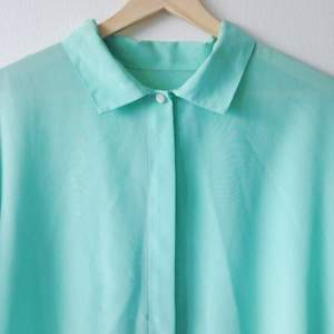 Underbar mintgrön blus i silkeslikt material. Lite oversize passar S-L, mycket fint fall.