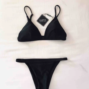  - Svart bikiniset med smala band från Zaful. Helt oanvänd, säljer pga för sent för att skicka tillbaka. Köparen står för frakten 🖤