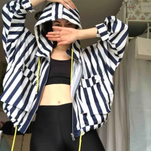  - Riktigt nice sportjacka med fickor. Prislapp kvar, helt ny. Köparen betalar frakt eller möter upp i centrala GBG!  