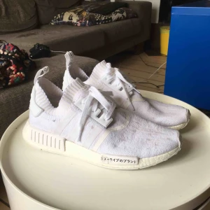  - Helt vita Adidas NMD skor, lite smutsiga men det går att bleka bort (testat) för övrigt är dem i hyfsat skick, väldigt bekväma och sköna att ha på sommaren då dem är som en strumpa på foten, pris kan eventuellt diskuteras, frakt ingår. 
