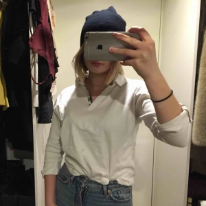  - Vit töja från burberry i strl L men passar mig som har S perfekt!