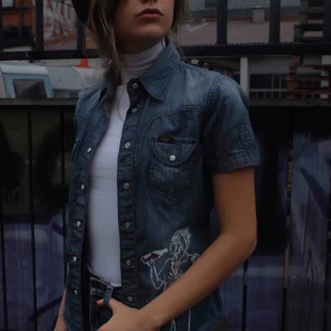  - Vintage jeans skjorta från LEE med handmålad design gjord av deminkollekrivet. Passar S-XS 