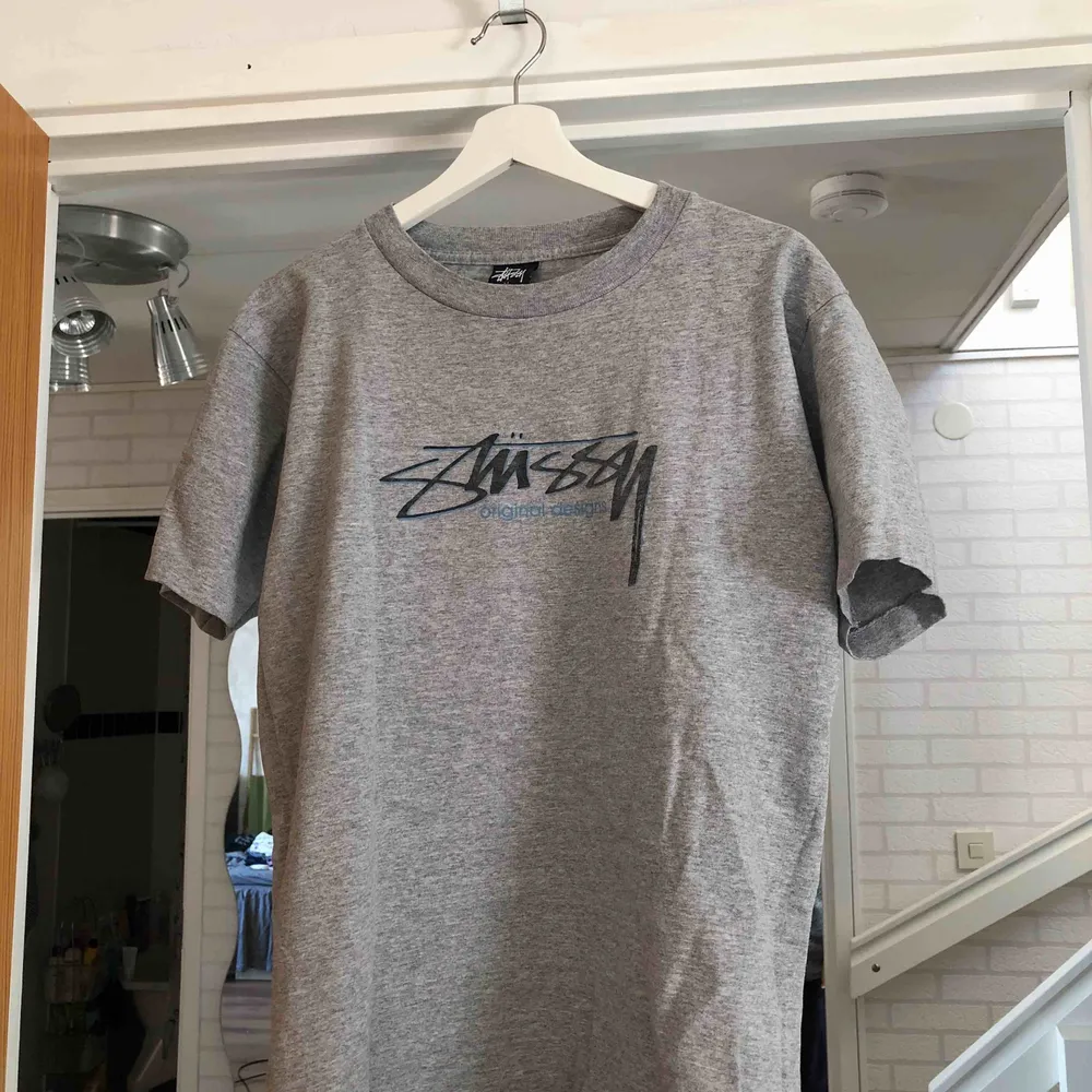 Snygg stussy-T-shirt som jag köpte i Japan. Köparen betalar för frakt!. T-shirts.