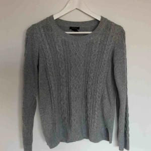  - En kabelstickad tröja från Lindex, storlek M. 