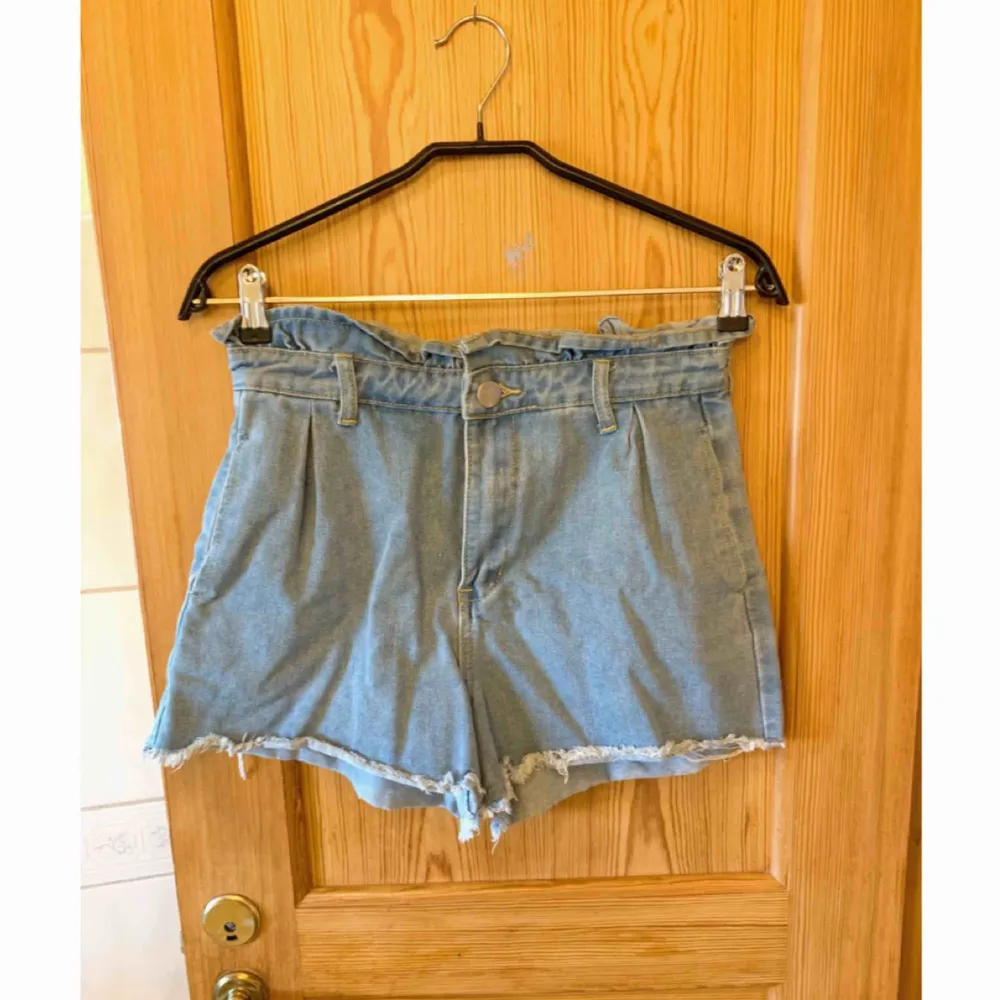 Paper bag waist shorts ifrån Boohoo ✨ Aldrig använda ✨  Köparen betalar för frakt 📮. Shorts.