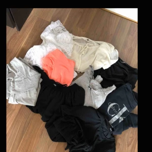  - Klädpaket med olika toppar och tröjor På andra bilden har jag fotat kläderna som inte syns så bra. Men fler bilder kan skickas vid intresse. Alla topparna säljs för 600kr En för 200kr Calvin Klein kostar 360kr Odd Molly kostar 300kr