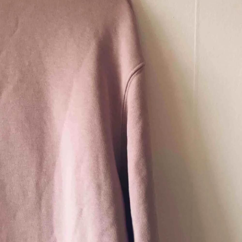 Rosa/lila sweatshirt från Weekday 🌸 Aldrig använd, i nyskick. Kan skickas . Hoodies.