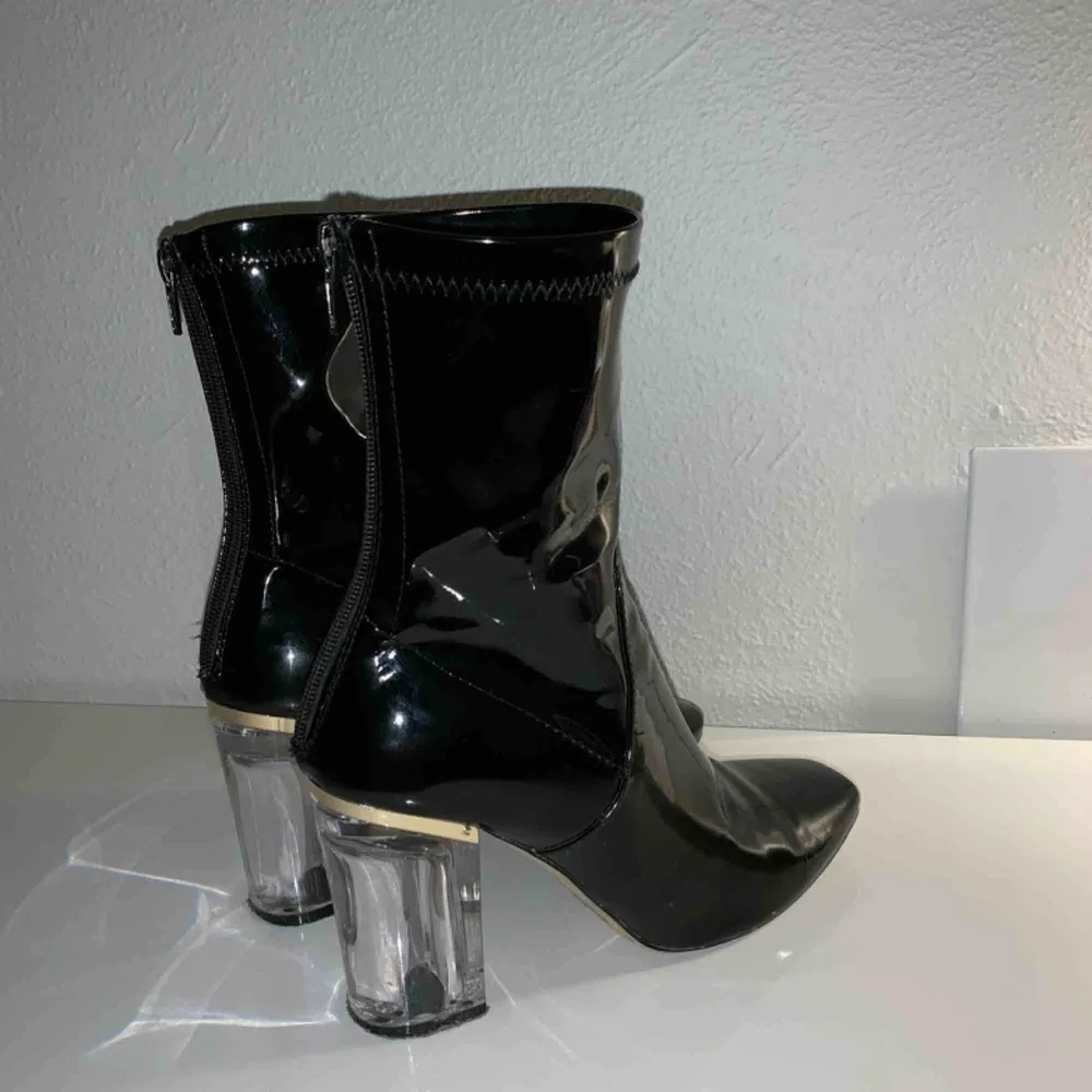 Ankle boots in black patent with transparent heel. I bra skick. Du står för frakt ❤️. Skor.