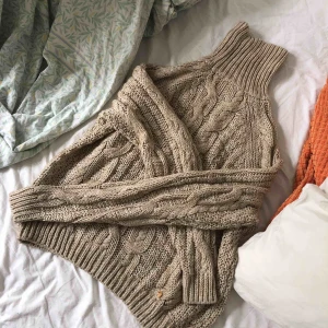  - Stickad polotröja. Köparen står för frakt 