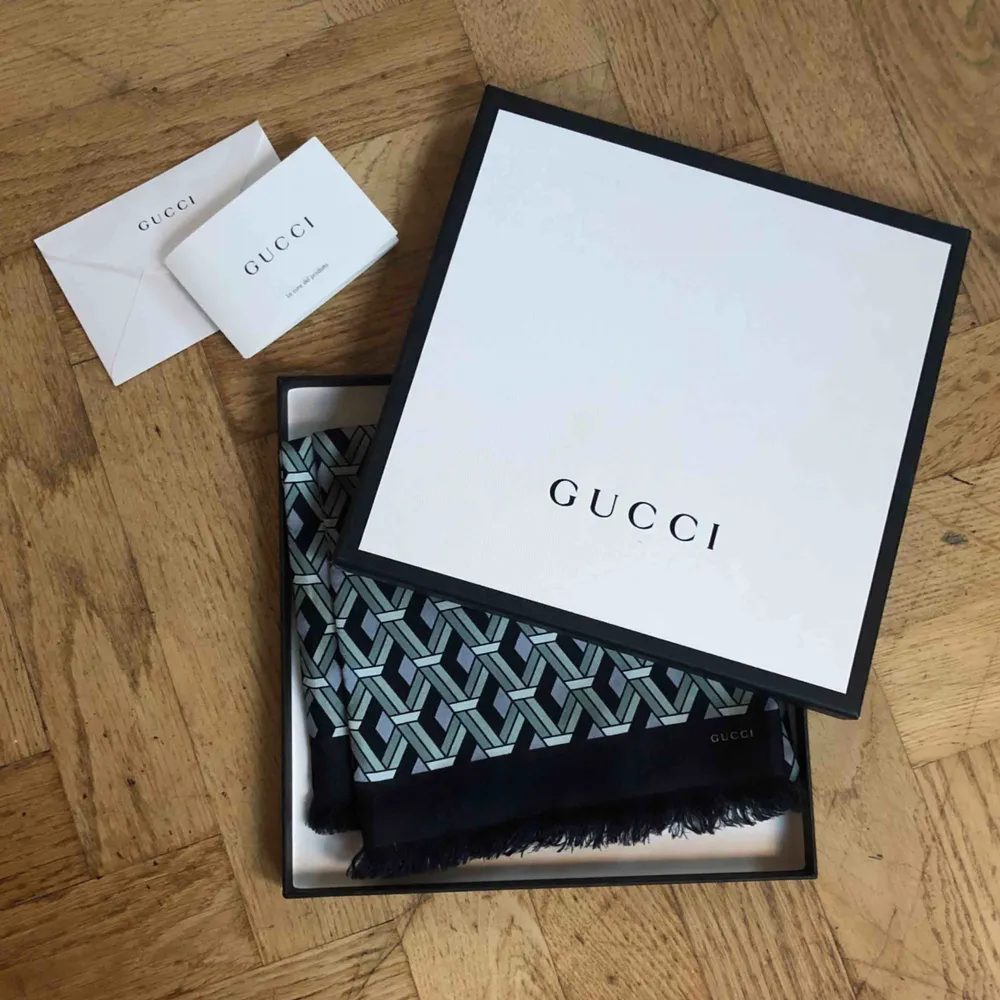 Unisexscarfs från Gucci, oanvänt skick! 120 x 20 cm Sjukt snyggt till en oversize kavaj! 750kr (spårbar frakt på 63kr tillkommer med postnord) ✉️🕊 . Accessoarer.