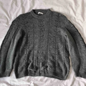  - Tunn stickad tröja. Endast använd några gånger. 