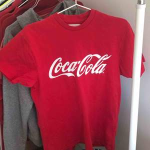 röd coca cola t-shirt. frakt ingår inte i priset