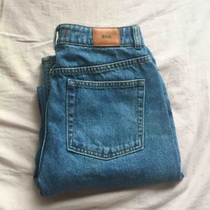  - Momjeans från BDG i jättefint skick! Köpt här på plick men tyvärr för stora för mig. Storlek 25