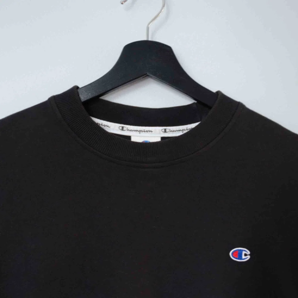 Säljer en svart Champion x Weekday tröja av modellen Feel Crewneck Sweatshirt!  Size: Small (oversized, passar medium) Cond: 8,5/10 (inga tydliga tecken på användning). Tröjor & Koftor.