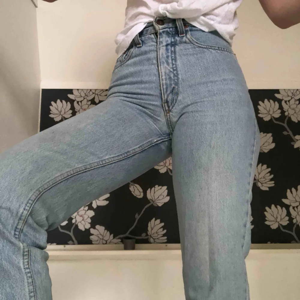 Säljer mina high waisted jeans från Levi’s som tyvärr är lite små för mig:(  Storleken säger 26 i midjan men ja skulle säga 25. Köpare står för frakt💞. Jeans & Byxor.