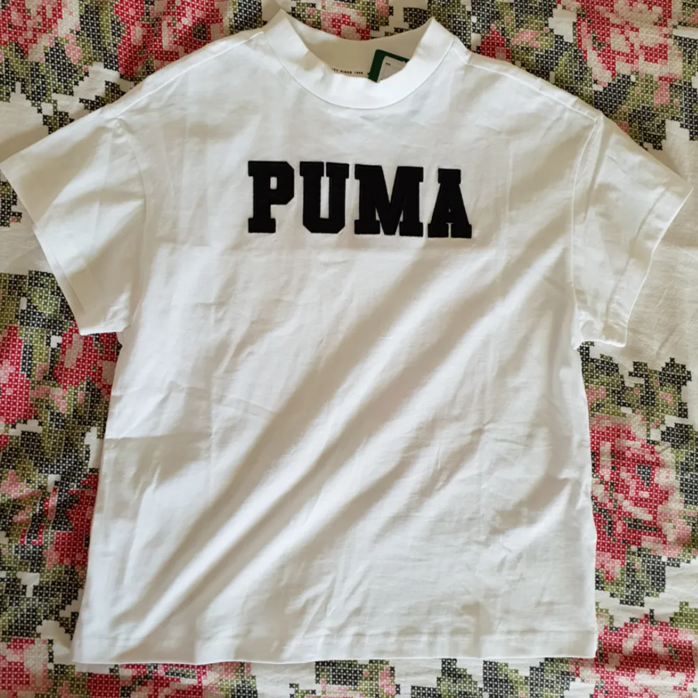 T shirt från puma, supersnygg med detaljer! Fraktas naturligtvis🌼 det är strl XS men jag skulle definitivt säga att den passar dig med strl S också! . T-shirts.