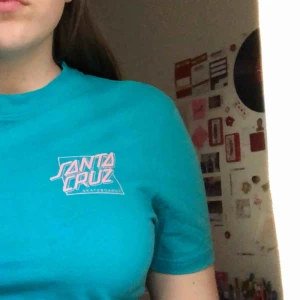  - Så snygg turkos och rosa santa cruz t-shirt. Lite högre krage och superbekvämt material! Köpt på Carlings förra sommaren.
