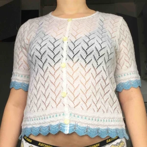  - Söt vintage stickad tröja kantad med blått och prickar i olika färger. Knapparna är enbart dekorativa och den går alltså inte att öppna. Storlek L men passade även bra när jag hade S (har L på bilden). Enbart använd av mig en gång.