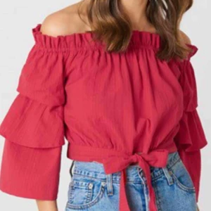  - Röd offshoulder tröja ifrån NAKD